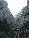 Les calcaires massifs du Jurassique et du Cr�tac� apparaissent dans les falaises rocheuses des gorges de Galamus.